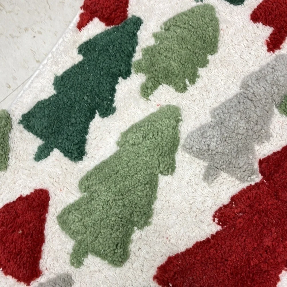 NWT ENVOGUE RED AND GREEN CHRISTMAS TREE BATH MAT